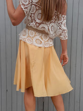 Charger l'image dans la galerie, Jupe vintage Samantha - Coupe patineuse croisée jaune. XS, 34, 36.