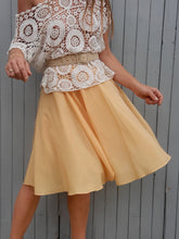 Charger l'image dans la galerie, Jupe vintage Samantha - Coupe patineuse croisée jaune. XS, 34, 36.