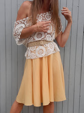 Charger l'image dans la galerie, Jupe vintage Samantha - Coupe patineuse croisée jaune. XS, 34, 36.