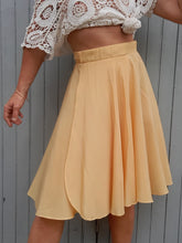 Charger l'image dans la galerie, Jupe vintage Samantha - Coupe patineuse croisée jaune. XS, 34, 36.