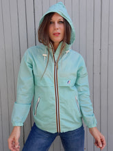 Charger l'image dans la galerie, K-Way vintage Annaëlle - Coupe-vent imperméable bleu turquoise. Taille S, 36, 38. Made in France.