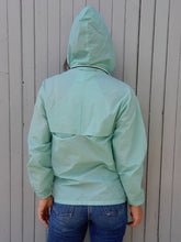 Charger l'image dans la galerie, K-Way vintage Annaëlle - Coupe-vent imperméable bleu turquoise. Taille S, 36, 38. Made in France.