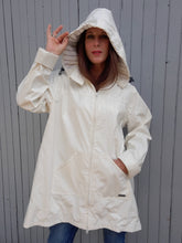 Charger l'image dans la galerie, Ciré Corinne - Imperméable blanc effet brillant. Taille XL, 42, 44. Armor Lux
