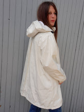 Charger l'image dans la galerie, Ciré Corinne - Imperméable blanc effet brillant. Taille XL, 42, 44. Armor Lux