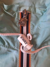 Charger l'image dans la galerie, K-Way vintage Annaëlle - Coupe-vent imperméable bleu turquoise. Taille S, 36, 38. Made in France.