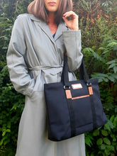 Charger l'image dans la galerie, Porte document Aude - Toile noire et cuir brun. Lancel.