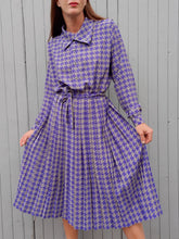 Charger l'image dans la galerie, Robe plissée vintage Luce - Imprimé pied-de-poule gris et violet. Taille M, 38, 40. Devernois Paris. Made in France