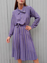 Charger l'image dans la galerie, Robe plissée vintage Luce - Imprimé pied-de-poule gris et violet. Taille M, 38, 40. Devernois Paris. Made in France