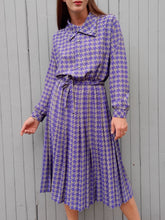 Charger l'image dans la galerie, Robe plissée vintage Luce - Imprimé pied-de-poule gris et violet. Taille M, 38, 40. Devernois Paris. Made in France