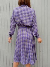 Charger l'image dans la galerie, Robe plissée vintage Luce - Imprimé pied-de-poule gris et violet. Taille M, 38, 40. Devernois Paris. Made in France