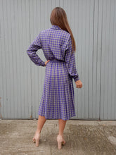 Charger l'image dans la galerie, Robe plissée vintage Luce - Imprimé pied-de-poule gris et violet. Taille M, 38, 40. Devernois Paris. Made in France