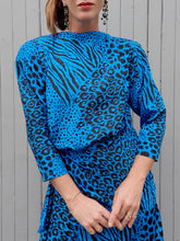 Charger l'image dans la galerie, Robe vintage Valeria - Imprimé animal bleu et noir irisé. Taille L, 40, 42. Louis Féraud.