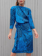 Charger l'image dans la galerie, Robe vintage Valeria - Imprimé animal bleu et noir irisé. Taille L, 40, 42. Louis Féraud.