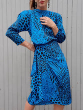 Charger l'image dans la galerie, Robe vintage Valeria - Imprimé animal bleu et noir irisé. Taille L, 40, 42. Louis Féraud.