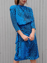 Charger l'image dans la galerie, Robe vintage Valeria - Imprimé animal bleu et noir irisé. Taille L, 40, 42. Louis Féraud.