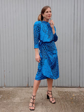 Charger l'image dans la galerie, Robe vintage Valeria - Imprimé animal bleu et noir irisé. Taille L, 40, 42. Louis Féraud.