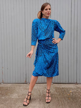 Charger l'image dans la galerie, Robe vintage Valeria - Imprimé animal bleu et noir irisé. Taille L, 40, 42. Louis Féraud.