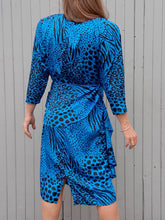 Charger l'image dans la galerie, Robe vintage Valeria - Imprimé animal bleu et noir irisé. Taille L, 40, 42. Louis Féraud.
