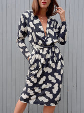 Charger l'image dans la galerie, Robe vintage Rosie - Cache cœur, motif cœurs bleu marine et blanc. Taille L, 40, 42. Franck et Fils. Made in France