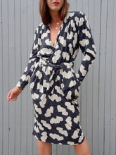 Charger l'image dans la galerie, Robe vintage Rosie - Cache cœur, motif cœurs bleu marine et blanc. Taille L, 40, 42. Franck et Fils. Made in France