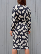 Charger l'image dans la galerie, Robe vintage Rosie - Cache cœur, motif cœurs bleu marine et blanc. Taille L, 40, 42. Franck et Fils. Made in France