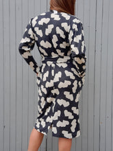 Charger l'image dans la galerie, Robe vintage Rosie - Cache cœur, motif cœurs bleu marine et blanc. Taille L, 40, 42. Franck et Fils. Made in France