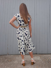 Charger l'image dans la galerie, Robe vintage Estelle - Plissé permanent fleuri. Taille S, 36, 38. Varouj. Canne.
