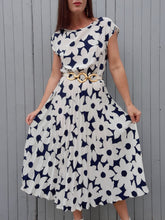 Charger l'image dans la galerie, Robe vintage Estelle - Plissé permanent fleuri. Taille S, 36, 38. Varouj. Canne.