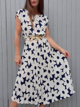 Charger l'image dans la galerie, Robe vintage Estelle - Plissé permanent fleuri. Taille S, 36, 38. Varouj. Canne.