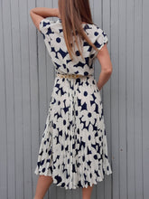 Charger l'image dans la galerie, Robe vintage Estelle - Plissé permanent fleuri. Taille S, 36, 38. Varouj. Canne.