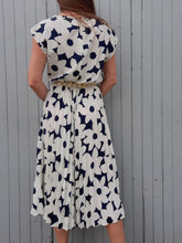 Charger l'image dans la galerie, Robe vintage Estelle - Plissé permanent fleuri. Taille S, 36, 38. Varouj. Canne.