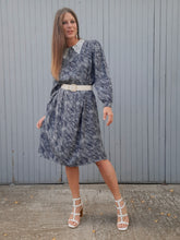 Charger l'image dans la galerie, Robe vintage Valérie - Pois bleus marine et gris. Col dentelle et plis au corset. Taille M, 38, 40. Schrader Sport.