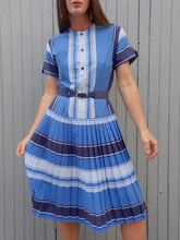 Charger l'image dans la galerie, Robe vintage Manon - Imprimé rayé. Plissé permanent. Taille M, 38, 40. Jean Bailly. Made in France.