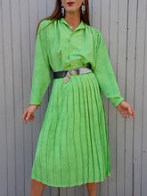 Charger l'image dans la galerie, Ensemble vintage Jorj - Jupe plissée et chemisier vert acidulé à pois marine. Taille XL, 42, 44. Made in France