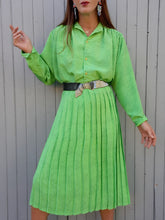 Charger l'image dans la galerie, Ensemble vintage Jorj - Jupe plissée et chemisier vert acidulé à pois marine. Taille XL, 42, 44. Made in France