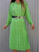 Charger l'image dans la galerie, Ensemble vintage Jorj - Jupe plissée et chemisier vert acidulé à pois marine. Taille XL, 42, 44. Made in France