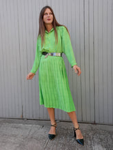 Charger l'image dans la galerie, Ensemble vintage Jorj - Jupe plissée et chemisier vert acidulé à pois marine. Taille XL, 42, 44. Made in France