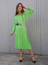Charger l'image dans la galerie, Ensemble vintage Jorj - Jupe plissée et chemisier vert acidulé à pois marine. Taille XL, 42, 44. Made in France