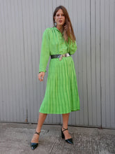Charger l'image dans la galerie, Ensemble vintage Jorj - Jupe plissée et chemisier vert acidulé à pois marine. Taille XL, 42, 44. Made in France