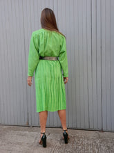 Charger l'image dans la galerie, Ensemble vintage Jorj - Jupe plissée et chemisier vert acidulé à pois marine. Taille XL, 42, 44. Made in France