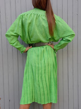 Charger l'image dans la galerie, Ensemble vintage Jorj - Jupe plissée et chemisier vert acidulé à pois marine. Taille XL, 42, 44. Made in France