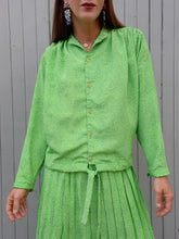 Charger l'image dans la galerie, Ensemble vintage Jorj - Jupe plissée et chemisier vert acidulé à pois marine. Taille XL, 42, 44. Made in France