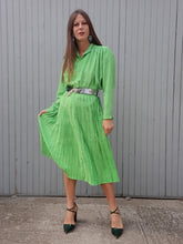 Charger l'image dans la galerie, Ensemble vintage Jorj - Jupe plissée et chemisier vert acidulé à pois marine. Taille XL, 42, 44. Made in France