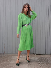 Charger l'image dans la galerie, Ensemble vintage Jorj - Jupe plissée et chemisier vert acidulé à pois marine. Taille XL, 42, 44. Made in France