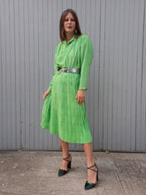 Charger l'image dans la galerie, Ensemble vintage Jorj - Jupe plissée et chemisier vert acidulé à pois marine. Taille XL, 42, 44. Made in France