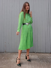 Charger l'image dans la galerie, Ensemble vintage Jorj - Jupe plissée et chemisier vert acidulé à pois marine. Taille XL, 42, 44. Made in France
