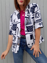 Charger l'image dans la galerie, Veste vintage Lucie - Imprimé abstrait bleu marine et blanc. Taille L, 40, 42. Claude Bauer