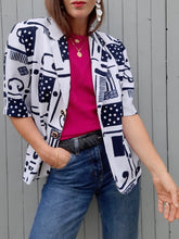 Charger l'image dans la galerie, Veste vintage Lucie - Imprimé abstrait bleu marine et blanc. Taille L, 40, 42. Claude Bauer