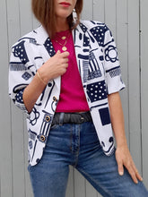 Charger l'image dans la galerie, Veste vintage Lucie - Imprimé abstrait bleu marine et blanc. Taille L, 40, 42. Claude Bauer
