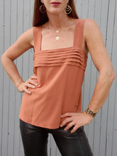 Charger l'image dans la galerie, Caraco vintage Anita - Débardeur à empiècement plissé rouille. Taille L, 40, 42. Claude Bonucci